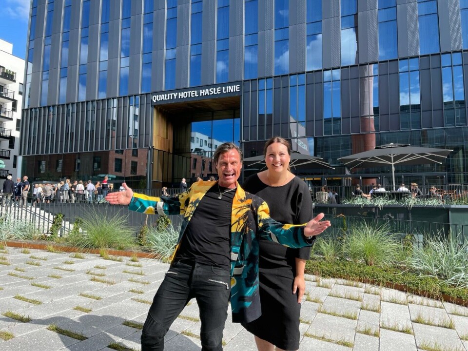 Innsalget er så bra at vi må utsette åpningsfesten, sier Petter A. Stordalen og hotelldirektør Sara Jensen.