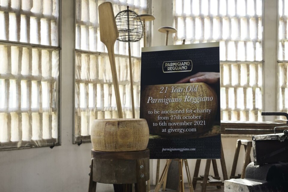 Parmigiano Reggiano auksjonerer bort 21 år gammelt ostehjul under World Cheese Awards