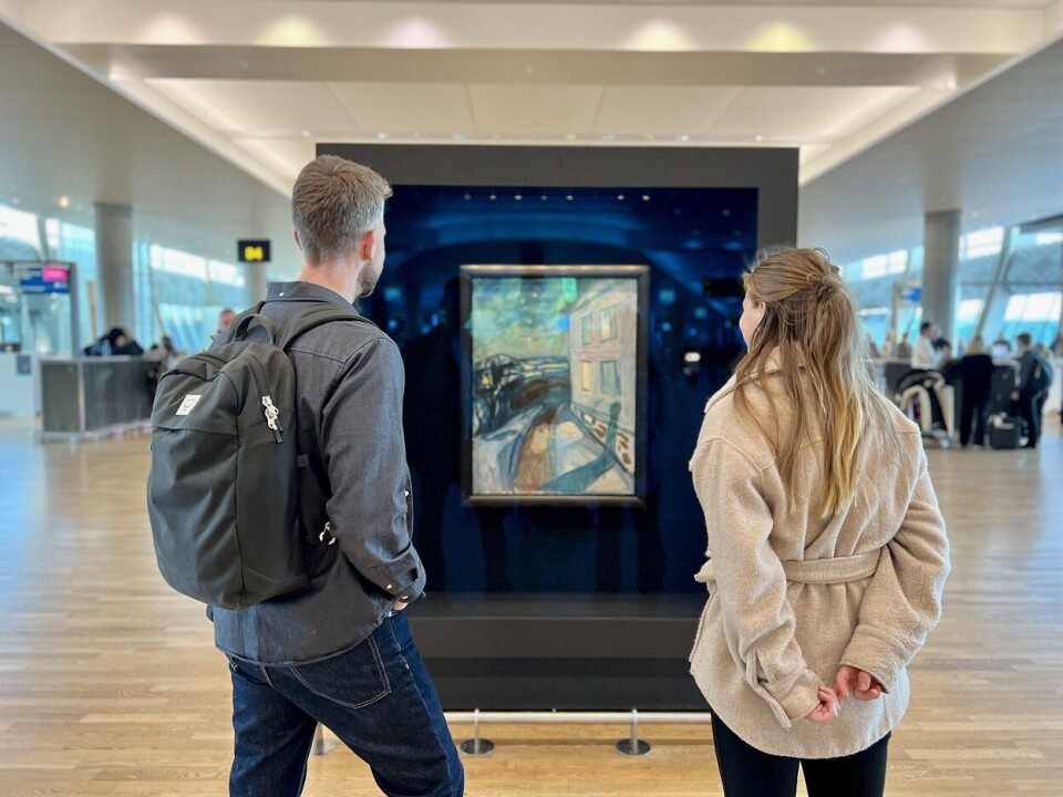 Monteret med de originale verkene av Munch står i et travelt område på utlandterminalen på Oslo lufthavn.