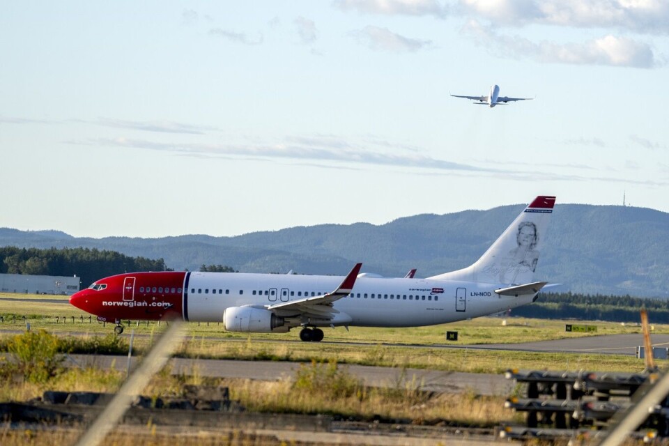 Drivstoffprisene faller, men Norwegian har foreløpig ingen planer om å senke billettprisene, som ligger rundt 25 prosent høyere enn i fjor