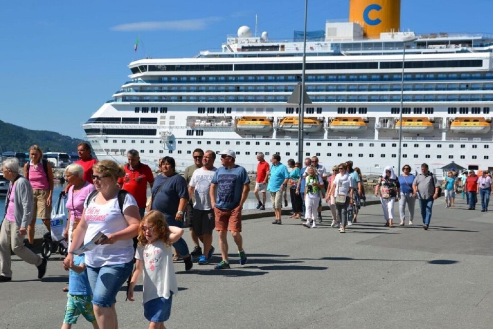 Det er særlig turister som kommer med bil, buss og cruiseskip, mange mener bør betale for fornøyelsen.