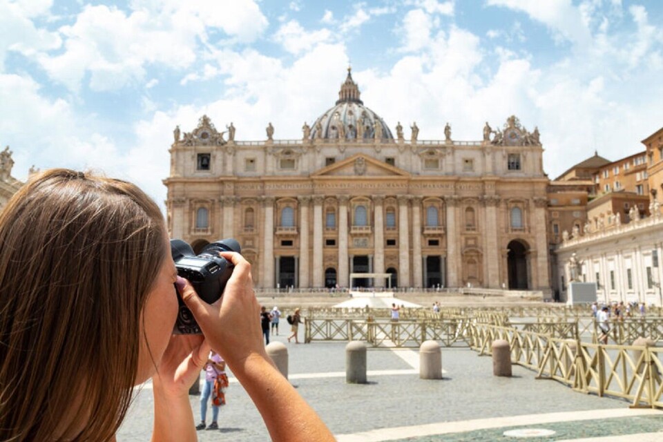 En turist som forograferer Vatikanet i Roma Italia.