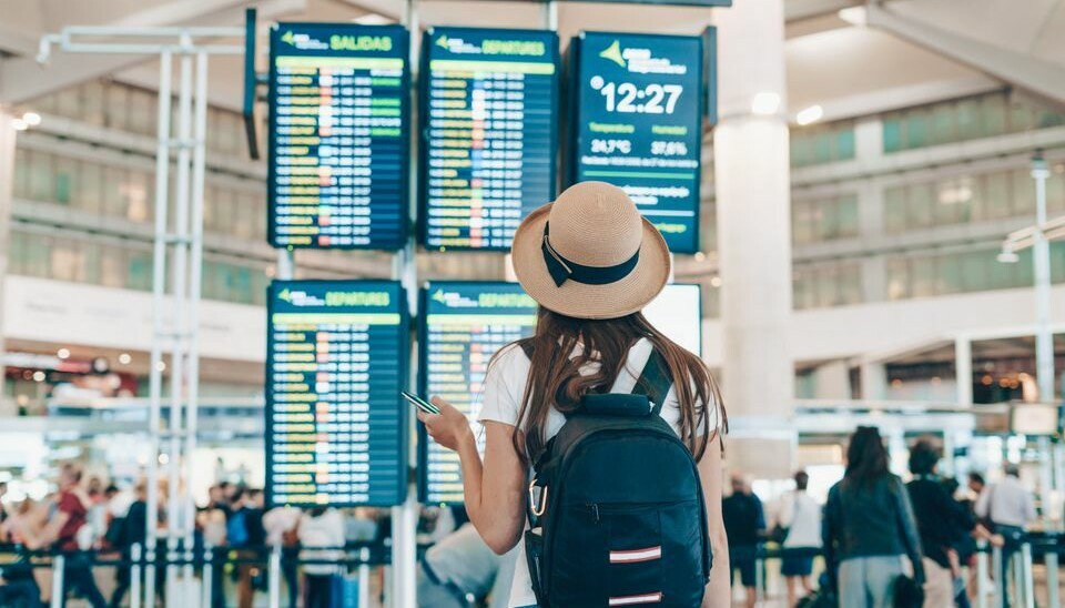 I år er det 44 prosent som planlegger å reise i sommerferien, mot 50 prosent i fjor og 78 prosent før pandemien, ifølge reisebyrået Tickets siste Kantar SIFO-undersøkelse.