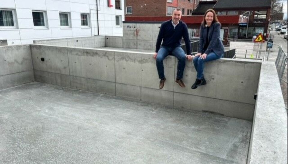 Eier Hanne Slettjord Tømte og driftsdirektør Anstein Krekke under byggeprosessen.