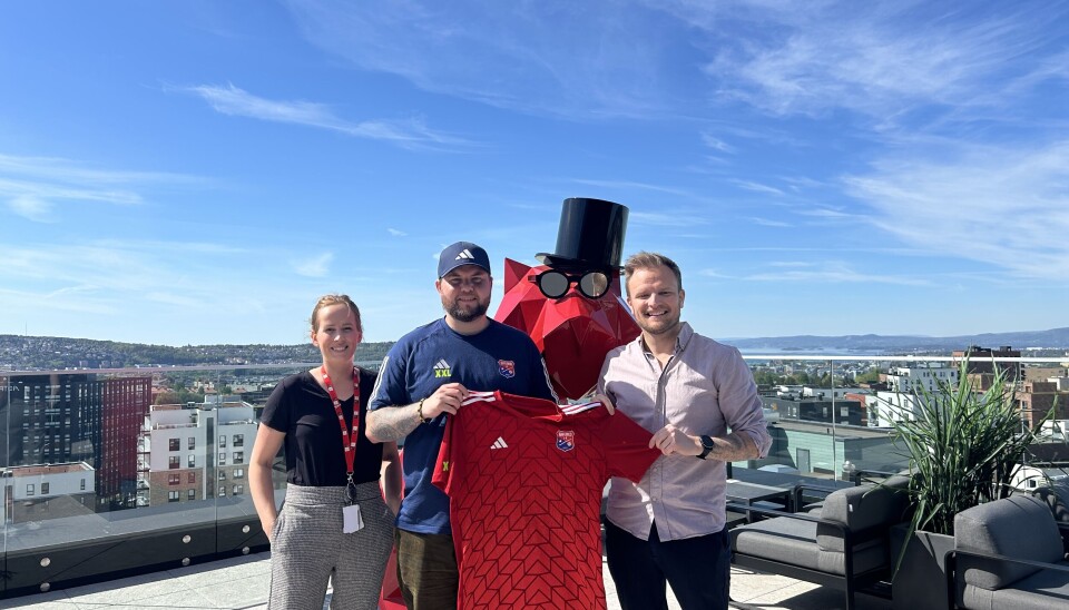 Fra venstre: Camilla Thorsteinsen, Head of Sales & Events, Radisson RED Oslo Økern, Thor Olav Tvedt Delgado, daglig leder Haugerud Idrettsforening og Jørgen Holte, GM Radisson RED Oslo Økern.