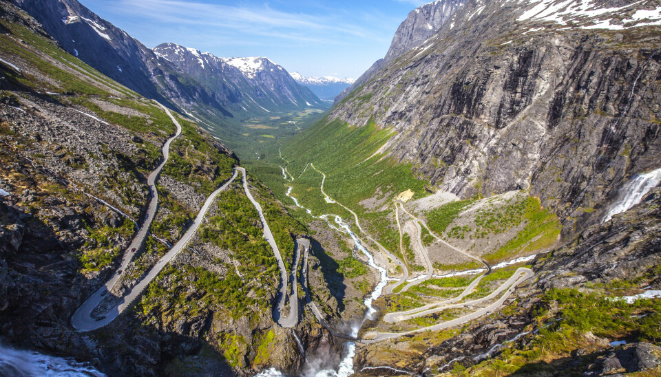 Trollstigen sett fra utsiktsplassen ved besøkssenteret. Trollstigen er et veistykke på fylkesvei 63 i Rauma kommune i Romsdal i Møre og Romsdal. Trollstigveien forbinder Valldal på Sunnmøre med Åndalsnes og Romsdalen.
