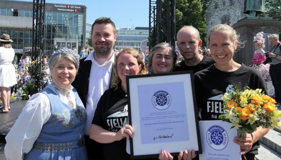 Tildelinga av Beskytta geografisk nemning til Fjellam frå Ryfylke skjedde på opninga av Gladmatfestivalen i Stavanger onsdag 26. juni. F.v. Nina Sundqvist frå Stiftelsen Norsk Mat, landbruks- og matminister Geri Pollestad, Åshild F. Øye, Ingvild Hovind, Magnar Østerhus og Anne Skartveit - alle fra Fjellam frå Ryfylke.