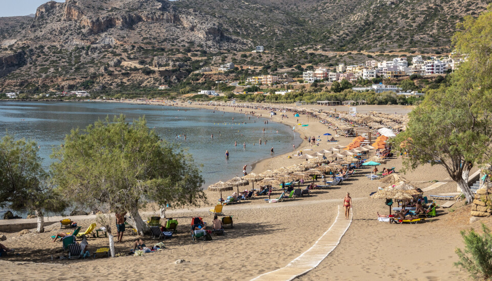 Folker bader og soler seg på en strand i Paleochora på sørsiden av Kreta. Tui Norge melder om kraftig økning i antallet høstferiebestillinger, og også Ving og Norwegian melder om gode tall.