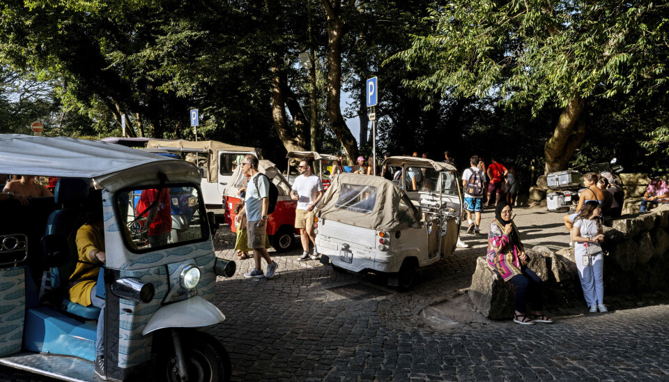 Tuk-tuks med turister fyller opp gatene i den portugisiske byen Sintra. Naboer er lei av trafikkaoset.