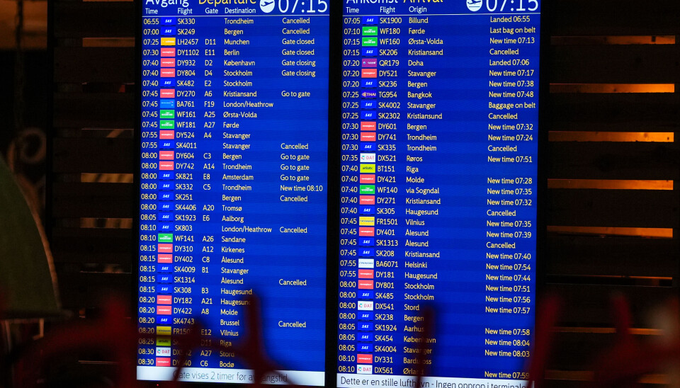 Avgangs- og ankomst-skjerm på Gardermoen lufthavn hvor det er flere kanselleringer hos SAS grunnet streik.