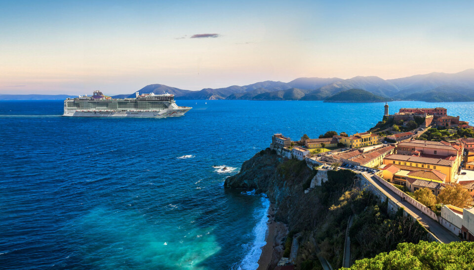Norwegian Epic utenfor Livorno.