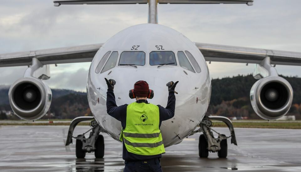 Det var 54.595 kommersielle flyrørsler i august, 3 prosent færre enn i august i fjor.