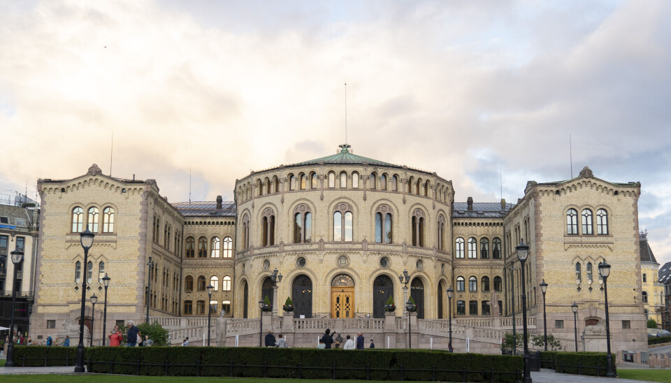 Stortinget en sommerkveld i Oslo