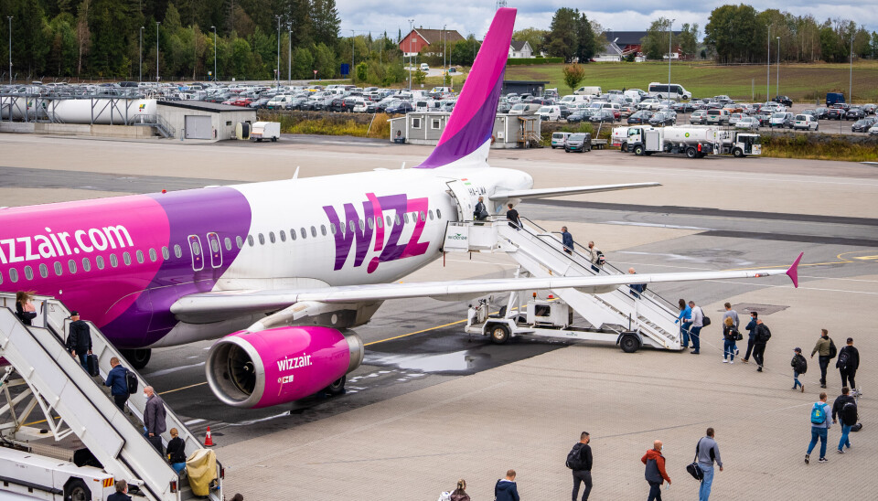 Antall flypassasjerer økte svakt i august. Her går passasjerer om bord på et fly på Torp i Sandefjord.