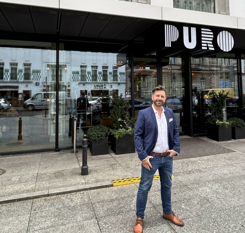 Knut Berg utenfor Puro Hotel Warszawa Centrum, et av de foreløpig syv hotellene i Puro Hotels.