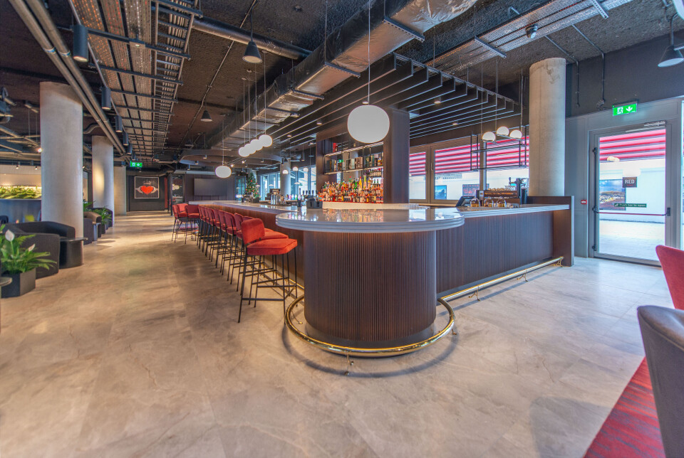 Sentralt i Radisson Red Galway ligger en bar og et koselig lounge-område.