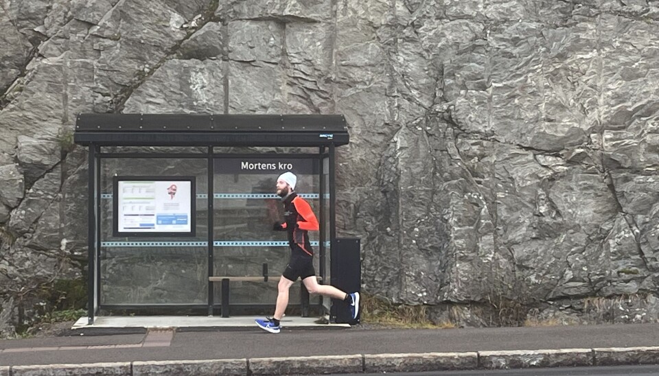 Mange ankommer Mortens Kro i buss. Enten som turister, eller i en vanlig rutebuss. Ikke mange spisesteder kan skilte med eget busstopp!