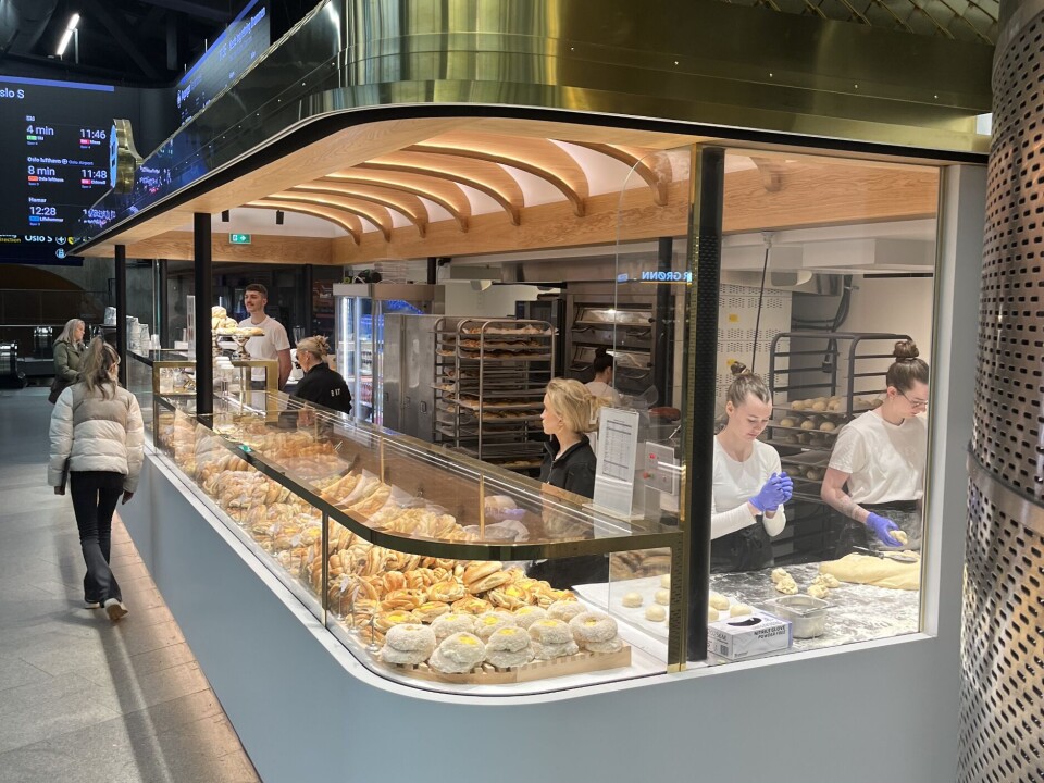 Bit National er utformet som en tradisjonell togvogn fra starten av 1900-tallet, med buet tak og avlang form. Til høyre i bildet er bakerne godt synlige.