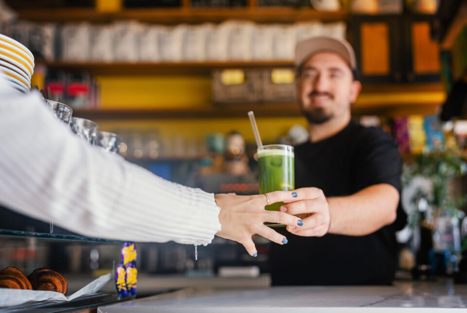 Barista serverer en frisk Matcha soda cocktail.