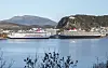 Cruiseskipene Ambition, fra Ambassador Cruise Line, til venstre, og Queen Victoria, fra Cunard Line, ved kai i Ålesund