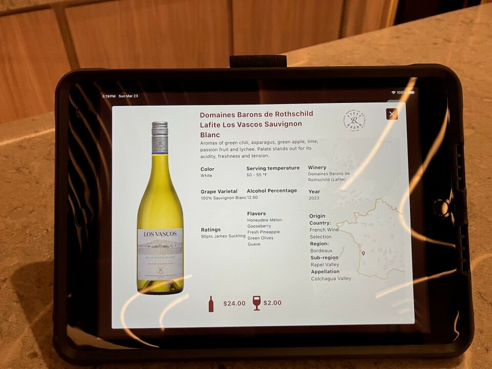 På Swirl Wine Bar kan gjestene bla seg gjennom et stort antall viner på nettbrett, når de ser noe interessant, er det bare å trykke videre og få detaljerte opplysninger om både vin og produsent.