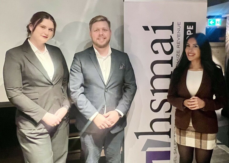 Helene Skaret Karlsen og Marius Flåskjer fra HSMAI, med Hero Azeez (t.h.), som er leder i komiteen for Connecting Future Leaders.