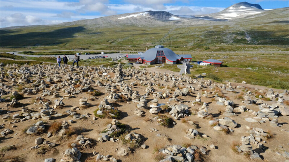 Når de krysser polarsirkelen, eller står ved de forblåste klippene på Nordkapp, tyr turister, i økende grad, til steinstabling i nærheten av ikoniske landemerker.
