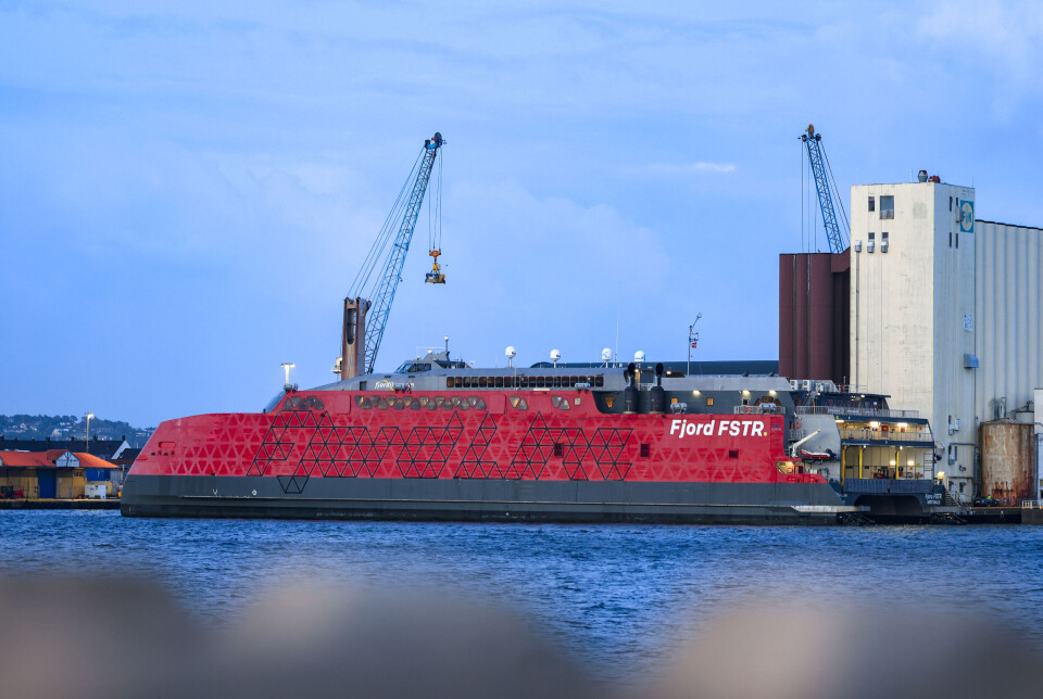 Fjordlines innstilte Fjord FSTR ligger trygt til kai i Kristiansand mandag kveld.