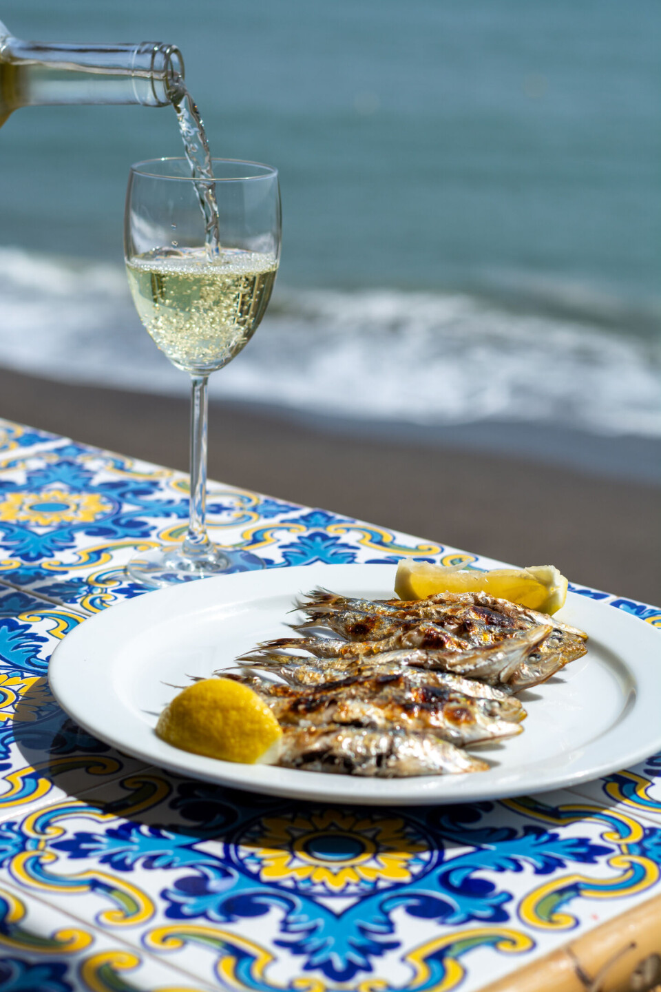 Hvitvin fra Vinho Verde og grillede sardiner, to portugisiske favoritter.