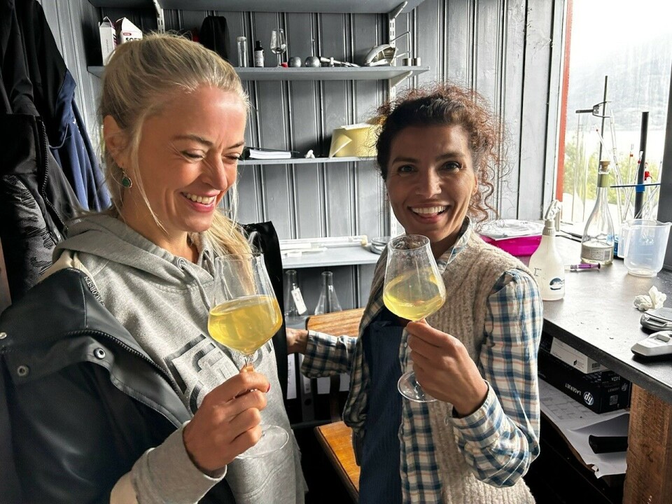 Marthe Bøhn (t.v.) fra Just Brands AS/Robert Prizelius og Arita Åkre på Åkre gård i Nå i Hardanger, har samarbeidet om Gullmunn Cidre Brut Naturelle.