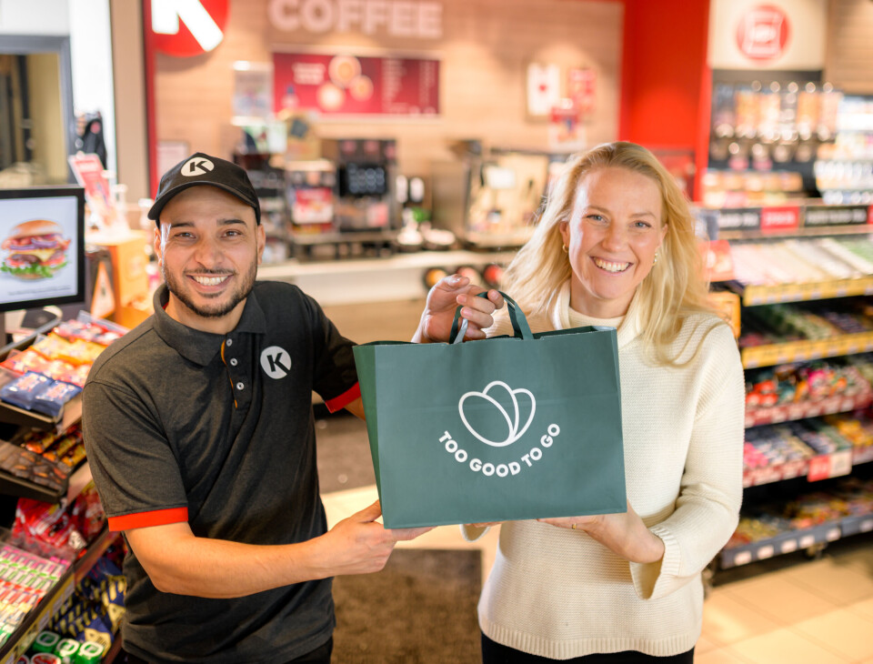 Munawar Sultan Kiani, daglig leder ved Circle K Bjerke og Mari Singstad, prosjektleder for Too Good To Go-samarbeidet i Circle K Norge.