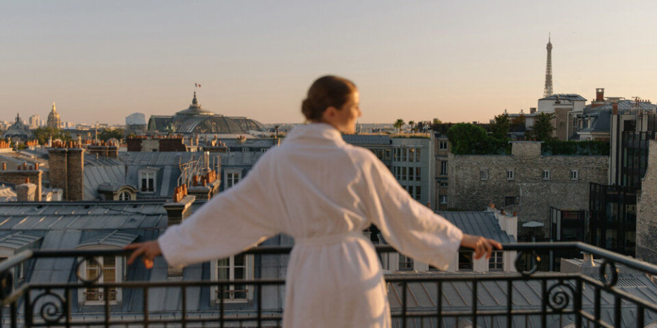 Le Bristol, et av topphotellene i Paris, opplever etterspørsel fra gjester over hele verden, de ønsker å svømme i bassenget på taket, med utsikt til Eiffeltårnet.