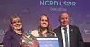 Influenseren Cecilia Blomdahl er vinneren av Nordorsk Markedsføringspris 2026. Fra venstre: Henriette Bismo Eilertsen (nestleder i NHO Reiseliv Regionforening Nord-Norge), Cecilia Blomdahl, Terje Theodorsen, (leder i NHO Reiseliv Regionforening Nord-Norge).