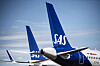 To parkert SAS-fly på Gardermoen lufthavn med blå haler og SAS-logo.