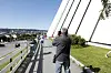 Turister går på gangveien ved Ishavskatedralen i Tromsø en solrik sommerdag.