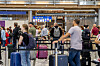 Reisende med bagasje i avgangshallen på Oslo lufthavn Gardermoen.