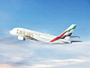 Emirates-passasjerfly i luften mot blå himmel og lyse skyer.