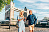 Eldre par ved Themsen med Tower Bridge i bakgrunnen.