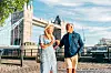 Eldre par ved Themsen med Tower Bridge i bakgrunnen.