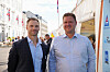 Ole Michael Bjørndal og Kai Byremo står side om side i en gate under Arendalsuka.