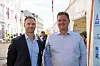 Ole Michael Bjørndal og Kai Byremo står side om side i en gate under Arendalsuka.