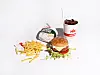 Burger med pommes frites, dipbeger og MAX-drikke på hvit bakgrunn.
