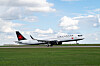 Air Canada-fly på en rullebane med gress og blå himmel