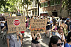 Demonstranter marsjerer i Barcelona med plakater mot masseturisme og turismens belastning på byen.
