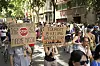 Demonstranter marsjerer i Barcelona med plakater mot masseturisme og turismens belastning på byen.