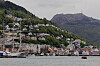 Bergens havn med Statsraad Lehmkuhl og Beffen foran fjell, boligområder og sjøfront.