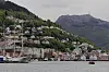Bergens havn med Statsraad Lehmkuhl og Beffen foran fjell, boligområder og sjøfront.