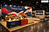 Messe­stand med skiltet «French Corner», disker, hyller og fransk-inspirert dekor.