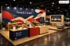 Messe­stand med skiltet «French Corner», disker, hyller og fransk-inspirert dekor.