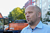Trygve Slagsvold Vedum snakker utendørs under en pressekonferanse i Oslo.